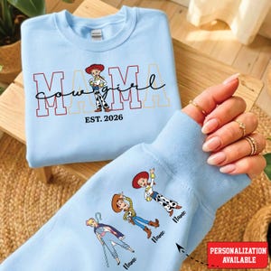 Sudadera de mamá, sudadera personalizada para el Día de la Madre, sudadera de mamá de Toy Story, sudadera con nombres personalizados en las mangas, sudadera de Toy Story de Disney Sky blue