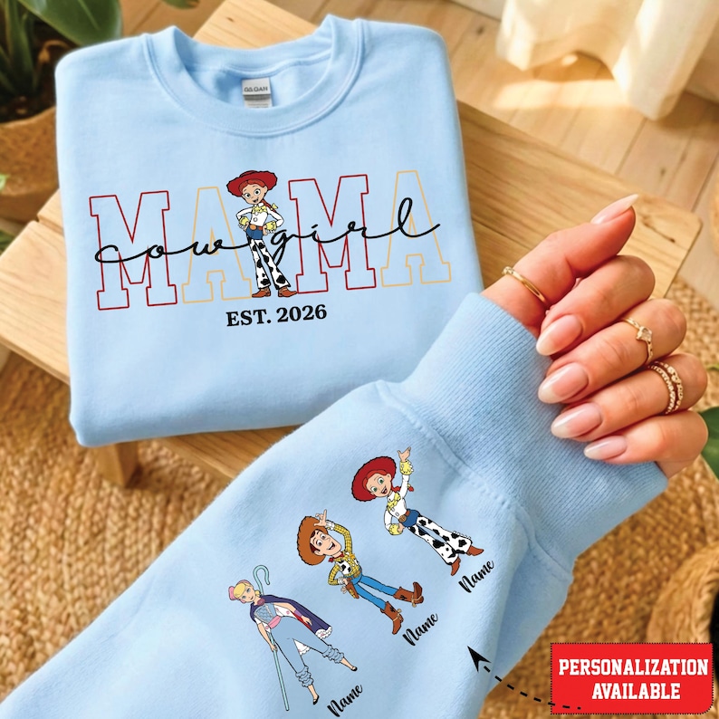 Sudadera de mamá, sudadera personalizada para el Día de la Madre, sudadera de mamá de Toy Story, sudadera con nombres personalizados en las mangas, sudadera de Toy Story de Disney Sky blue