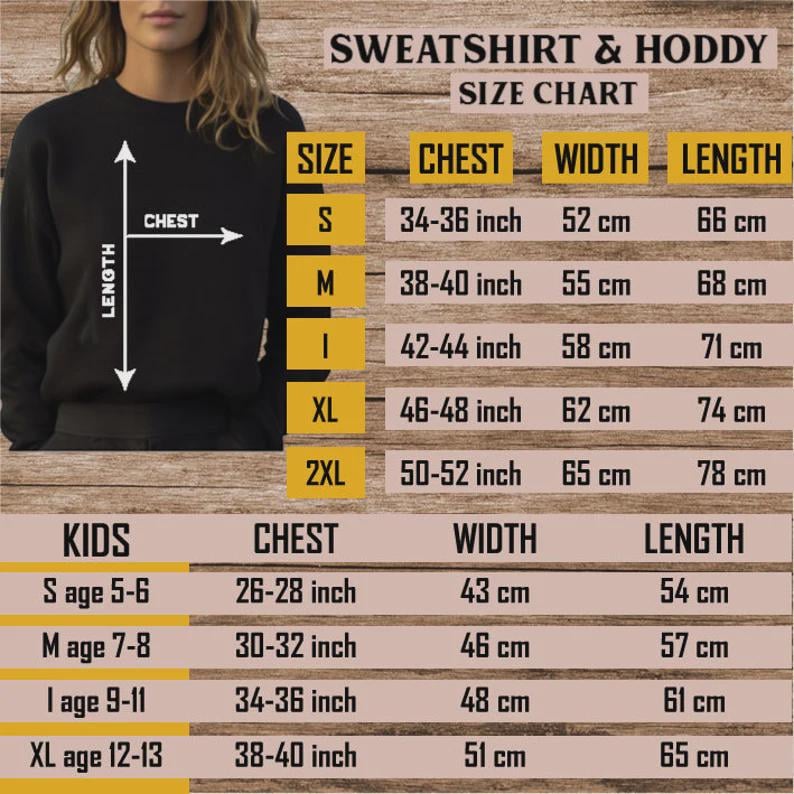 Puede incluir: Una taza de cer&aacute;mica blanca con un asa negra y el texto "But First, Coffee" en negrita negra. La taza se encuentra sobre un fondo borroso, sugiriendo un ambiente acogedor.