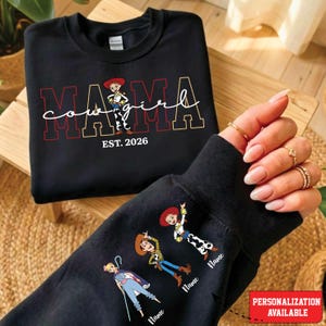 Sudadera de mamá, sudadera personalizada para el Día de la Madre, sudadera de mamá de Toy Story, sudadera con nombres personalizados en las mangas, sudadera de Toy Story de Disney Black