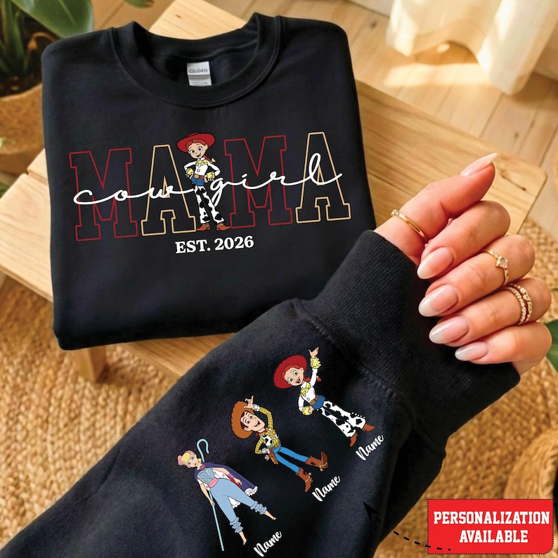Sudadera de mamá, sudadera personalizada para el Día de la Madre, sudadera de mamá de Toy Story, sudadera con nombres personalizados en las mangas, sudadera de Toy Story de Disney Black