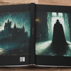 Könnte beinhalten: Aufgeschlagenes Notizbuch mit schwarzem Einband. Die linke Seite zeigt eine Illustration eines gotischen Schlosses, die rechte Seite eine Kapuzenfigur. Das Wort "DRACULA" ist vertikal gedruckt. Der Name "ROBERT" ist unten rechts aufgedruckt.