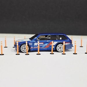 20pcs- 1/64 Scale Traffic Safety Delineator Posts (True 1/64  Traffic Safety Delineator Posts) for Slot Cars, Hot Wheels,  Matchbox cars