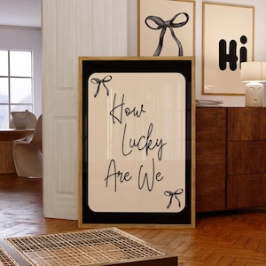 Póster de naipes ¡Qué suerte tenemos!, impresión artística con cita de Black Coquette Bow, arte de pared estético de Soft Girl, impresión de afirmaciones, decoración de dopamina