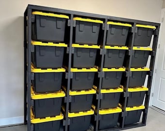 Peut inclure: Un rack de rangement en métal noir avec plusieurs bacs de rangement en plastique noir avec des couvercles jaunes. Les bacs sont empilés en rangées sur le rack.