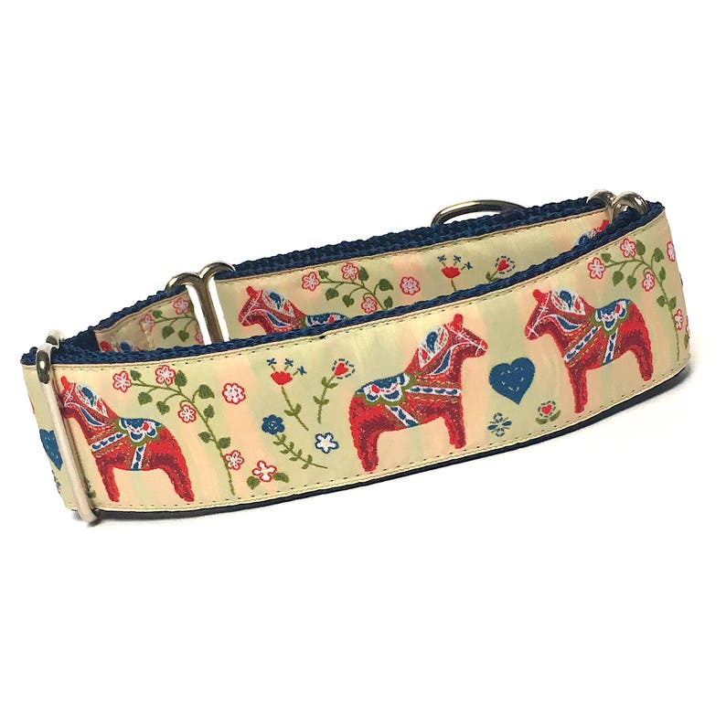 Christmas martingale dog collar with dala horse design, adjustable Christmas collar, dalecarian dog collar, Scandinavian horses image 9