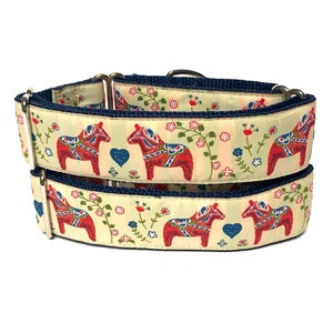 Christmas martingale dog collar with dala horse design, adjustable Christmas collar, dalecarian dog collar, Scandinavian horses image 5