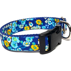 Blue floral dog collar with buckle, blue adjustable dog collar with flowers, spring floral collar, Fusion imagem 1