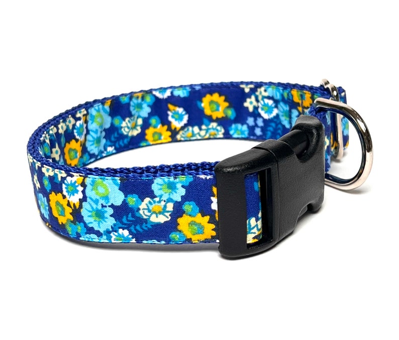 Blue floral dog collar with buckle, blue adjustable dog collar with flowers, spring floral collar, Fusion imagem 1