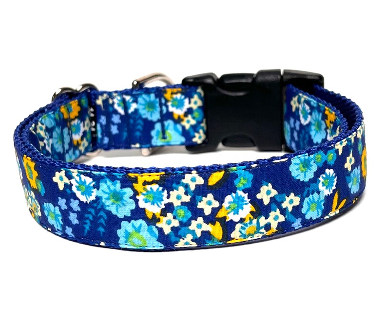 Blue floral dog collar with buckle, blue adjustable dog collar with flowers, spring floral collar, Fusion imagem 8