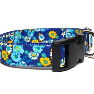 Blue floral dog collar with buckle, blue adjustable dog collar with flowers, spring floral collar, Fusion imagem 5