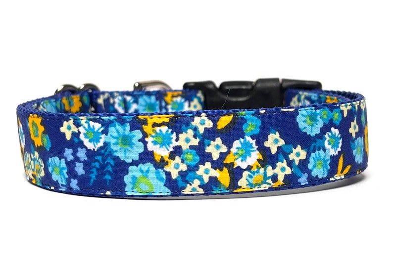 Blue floral dog collar with buckle, blue adjustable dog collar with flowers, spring floral collar, Fusion imagem 3