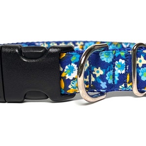 Blue floral dog collar with buckle, blue adjustable dog collar with flowers, spring floral collar, Fusion imagem 6