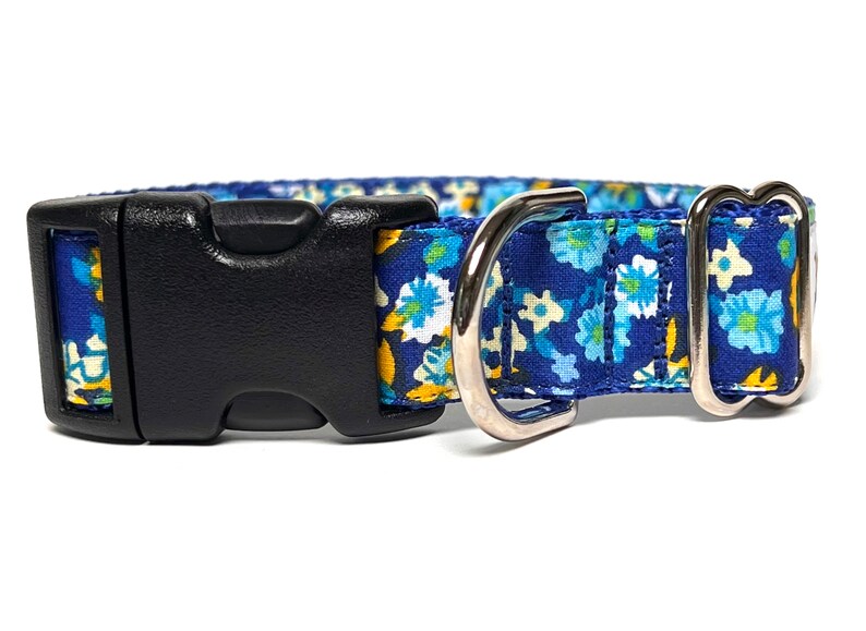 Blue floral dog collar with buckle, blue adjustable dog collar with flowers, spring floral collar, Fusion imagem 6