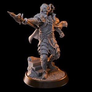 Puede incluir: Una figura gris de un guerrero con armadura ornamentada, sosteniendo un arma y de pie sobre una pequeña estructura de piedra. La figura tiene pelo largo y una capa, con armadura detallada. La base es de color marrón oscuro.