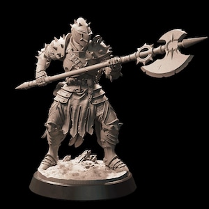 Puede incluir: Figura detallada de un caballero con armadura completa, sosteniendo una gran hacha de batalla. El caballero está en posición de combate, con hombreras y casco con púas. La figura es de color neutro y se encuentra sobre una base redonda.