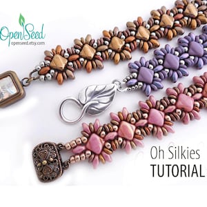 Könnte beinhalten: Drei Perlenarmbänder mit verschiedenen Farbkombinationen. Die Armbänder sind aus kleinen, runden Perlen in Braun-, Lila- und Rosatönen gefertigt. Die Armbänder haben einen Verschluss und einen blattartigen Anhänger. Der Text "Oh Silkies TUTORIAL" ist im Bild sichtbar.