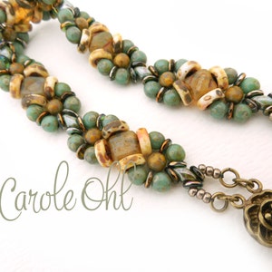 Puede incluir: Un brazalete de cuentas verdes y marrones con un diseño floral y un cierre de metal. El brazalete está hecho con cuentas pequeñas y redondas y tiene un aspecto delicado y femenino.