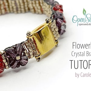Könnte beinhalten: Nahaufnahme eines mehrfarbigen Kristall-Armbands mit einem goldenen Verschluss. Das Armband besteht aus kleinen, facettierten Kristallen in Rot-, Lila- und Silbertönen. Das Armband ist in einem Blumenmuster gestaltet. Der Text "Flowerbox Crystal Bracelet TUTORIAL by Carole Ohl" ist im Bild sichtbar.