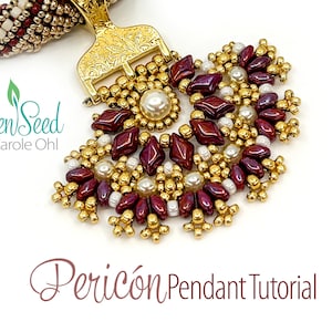 Könnte beinhalten: Nahaufnahme eines goldenen und burgunderfarbenen Perlenanhängers mit einem goldenen Verschluss. Der Anhänger hat die Form einer Blume mit einer Perle in der Mitte. Der Text "Pericón Pendant Tutorial" steht unter dem Anhänger.