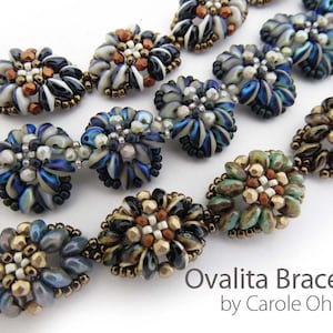 以下が含まれることがあります： 青い、緑色、茶色の3列の楕円形のビーズがついたビーズブレスレットのクローズアップ。ブレスレットはシードビーズで作られており、花のようなデザインが繰り返されるパターンになっています。ブレスレットの下に「Ovalita Bracelet by Carole Ohl」というテキストが表示されています。