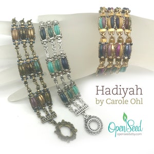 Könnte beinhalten: Drei Perlenarmbänder mit unterschiedlichen Farbschemata. Die Armbänder bestehen aus kleinen, runden Perlen in Gold-, Silber-, Türkis-, Lila- und Brauntönen. Die Armbänder haben einen dekorativen Verschluss mit einem runden Design. Der Text "Hadiyah by Carole Ohl" und "OpenSeed" ist im Bild sichtbar.