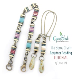 Op de afbeelding: Een set sieraden met een veelkleurige kralenarmband en een paar oorbellen met traanvormige hangers. De armband heeft een karabijn sluiting. De oorbellen hebben een haak sluiting. De sieraden zijn gemaakt van een mix van kleuren, waaronder rood, blauw, groen en wit.