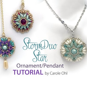 Może przedstawiać: Dwa naszyjniki z zawieszkami z koralików w kolorze turkusowym, złotym i fioletowym. Zawieszki mają kształt gwiazdy z centralnym koralikiem. Tekst "Storm Duo Star Ornament/Pendant TUTORIAL by Carole Ohl" jest wyświetlany pod zawieszkami.