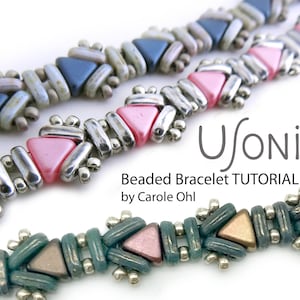 Puede incluir: Tres pulseras de cuentas con diferentes esquemas de colores. Las pulseras están hechas con cuentas pequeñas y facetadas en tonos azules, rosas y verdes. Las pulseras están dispuestas en un patrón escalonado, con la pulsera superior siendo la más prominente. El texto "Usonia Beaded Bracelet TUTORIAL by Carole Ohl" es visible debajo de las pulseras.