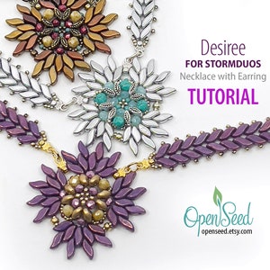 Może przedstawiać: Trzy koraliki naszyjniki z dopasowanymi kolczykami, każdy z innym schematem kolorystycznym. Naszyjniki są wykonane z małych, fasetowanych koralików w odcieniach fioletu, srebra i złota. Kolczyki są również koralikowe i pasują do naszyjników. Obraz zawiera tekst "Desiree FOR STORMDUOS Necklace with Earring TUTORIAL OpenSeed openseed.etsy.com".