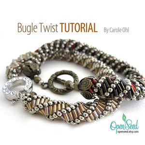Puede incluir: Un primer plano de un brazalete de cuentas plateadas y doradas con un cierre plateado y un cierre decorativo de bronce. El brazalete está hecho con cuentas bugle y cuentas de semillas. El brazalete se llama "Bugle Twist Tutorial" de Carole Ohl.