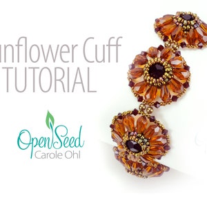 Könnte beinhalten: Ein Armband mit drei Sonnenblumen-Anhängern aus Perlen. Die Anhänger sind aus bernsteinfarbenen Kristallen und goldenen Perlen gefertigt. Das Armband ist ein DIY-Projekt von Open Seed Carole Ohl.