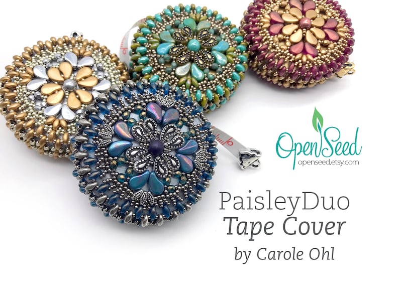 Puede incluir: Cuatro cubiertas de cinta m&eacute;trica de cuentas en diferentes colores y patrones. Las cubiertas son redondas y presentan un dise&ntilde;o de cachemira. El texto "Paisley Duo Tape Cover by Carole Ohl" es visible debajo de las cubiertas.