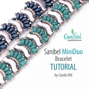 Może przedstawiać: Dwa bransoletki z koralikami srebrnymi i turkusowymi. Bransoletki nazywają się "Sanibel MiniDuo Bracelet TUTORIAL by Carole Ohl".
