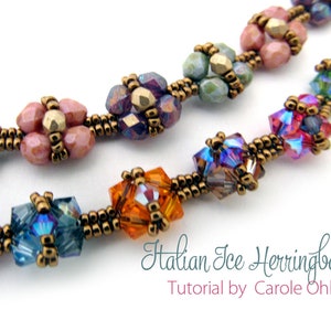 Puede incluir: Un brazalete de cuentas de colores con una variedad de colores y texturas. El brazalete está hecho con cuentas pequeñas y redondas y cuentas más grandes y facetadas. Las cuentas están dispuestas en un patrón de espina de pescado. El brazalete se llama "Italian Ice Herringbone" y el tutorial es de Carole Ohl.