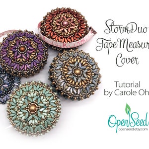 Może przedstawiać: Cztery koralikowe osłony na miarę krawiecką w różnych kolorach, w tym fioletowym, zielonym, złotym i miedzianym. Osłony są okrągłe i mają kwiatowy wzór. Na zdjęciu znajduje się również miara krawiecka i tekst "Storm Duo Tape Measure Cover Tutorial by Carole Ohl OpenSeed openseed.etsy.com".