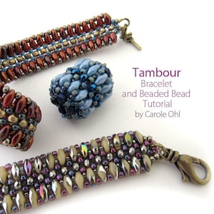 Puede incluir: Tres pulseras de cuentas en diferentes colores y patrones. Las pulseras están hechas con pequeñas cuentas de semillas y presentan una variedad de colores, incluyendo marrón, azul, dorado y morado. Las pulseras se muestran sobre un fondo blanco. Tambour Bracelet and Beaded Bead Tutorial by Carole Ohl.