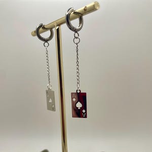 Boucles d'oreilles pendantes As de pique cartes à jouer, boucles d'oreilles pendantes amusantes et ludiques pour les joueurs de poker, les joueurs et les joueurs.  Fabriqué au Canada.