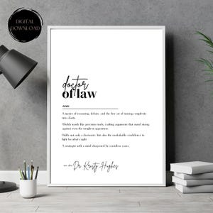 Könnte beinhalten: Gerahmter Druck mit den Worten "doctor of law" in einer stilvollen Schriftart. Die Definition des Begriffs steht unter dem Titel. Der Druck enthält auch den Namen "Dr. Kristy Hughes" in Kursivschrift. Digitaler Download.