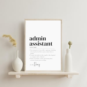 Può includere: Una definizione stampabile della parola "assistente amministrativo" con una descrizione divertente del ruolo. La definizione include il nome "Remy" in fondo.