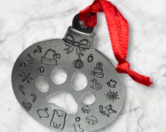 Ornamento personalizzato a forma di gatto: ricordo natalizio timbrato a mano
