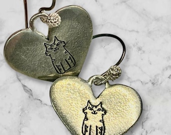 Orecchini a forma di cuore di gatto – Design stampato a mano su fili auricolari in argento sterling