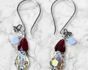 Orecchini di Babbo Natale con cristalli Swarovski / Orecchini di Natale con cappello di Babbo Natale / Gioielli per le feste / Orecchini di Babbo Natale