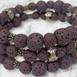 Armband med eterisk olja och lava – lila pärlor, smycken med minnestråd