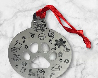 Ornamento personalizzato a forma di gatto: ricordo natalizio timbrato a mano