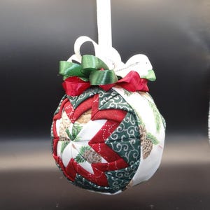 No sew Quilted Ornaments, fabric ornaments, Christmas Decorations, Floral Design, Holiday Ornaments, Christmas, Folded Fabric Ornaments