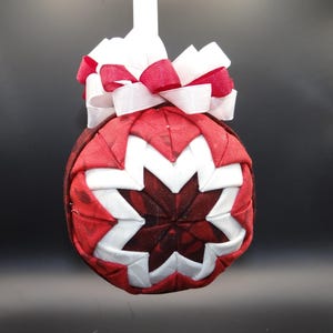 No sew Quilted Ornaments, fabric ornaments, Christmas Decorations, Floral Design, Holiday Ornaments, Christmas, Folded Fabric Ornaments