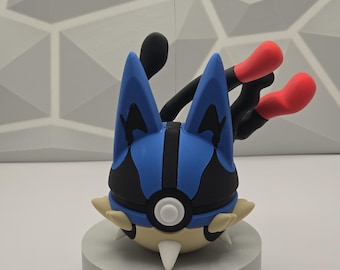 Figura decorativa de Pokeball de Mega Lucario impresa en 3D. Ideal como regalo para coleccionistas.