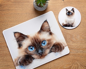 Juego de alfombrilla de ratón y posavasos con diseño de gato siamés: un regalo único para decorar tu escritorio.