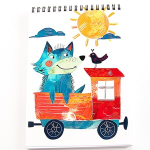 Può includere: Un lupo blu con un'espressione felice siede in un vagone di un treno rosso e arancione. Il vagone del treno ha una finestra e delle ruote. Un piccolo uccello nero siede sul tetto del vagone del treno. Il sole splende nel cielo sopra il vagone del treno.